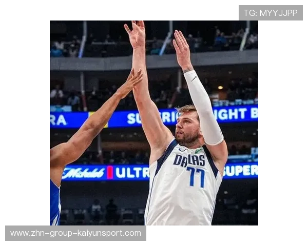 东契奇顶着防守稳稳命中,独行侠气势上扬